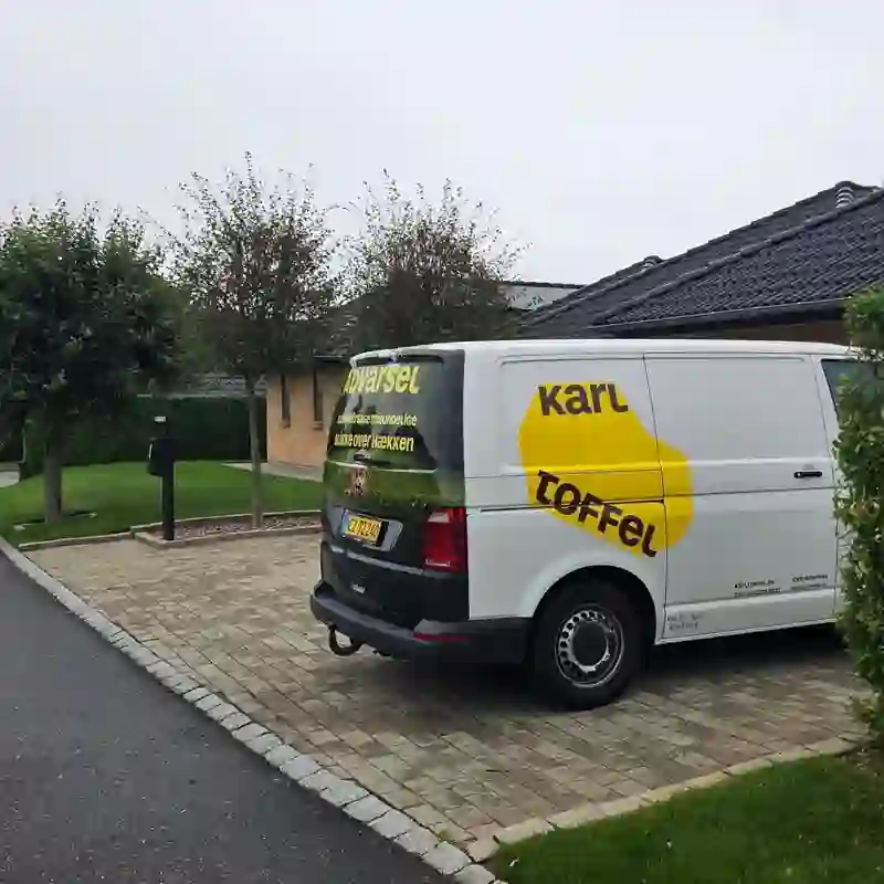 Karltoffels bil parkeret foran en villa